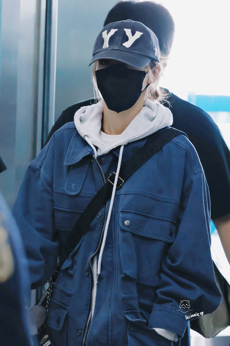 Winnie_Zzzz_'s tweet photo. 261011 KUL 출국 

멋진 예뻐🙂‍↕️

#마마무 #MAMAMOO 
#솔라 #문별 https://t.co/XNDGMbWXJk