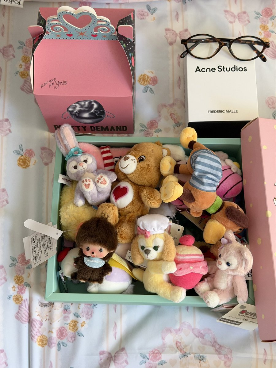 ifeelsopeach's tweet photo. my room lately 🧘🏻‍♀️💌🛋️🍵 https://t.co/l85LH5QJsD