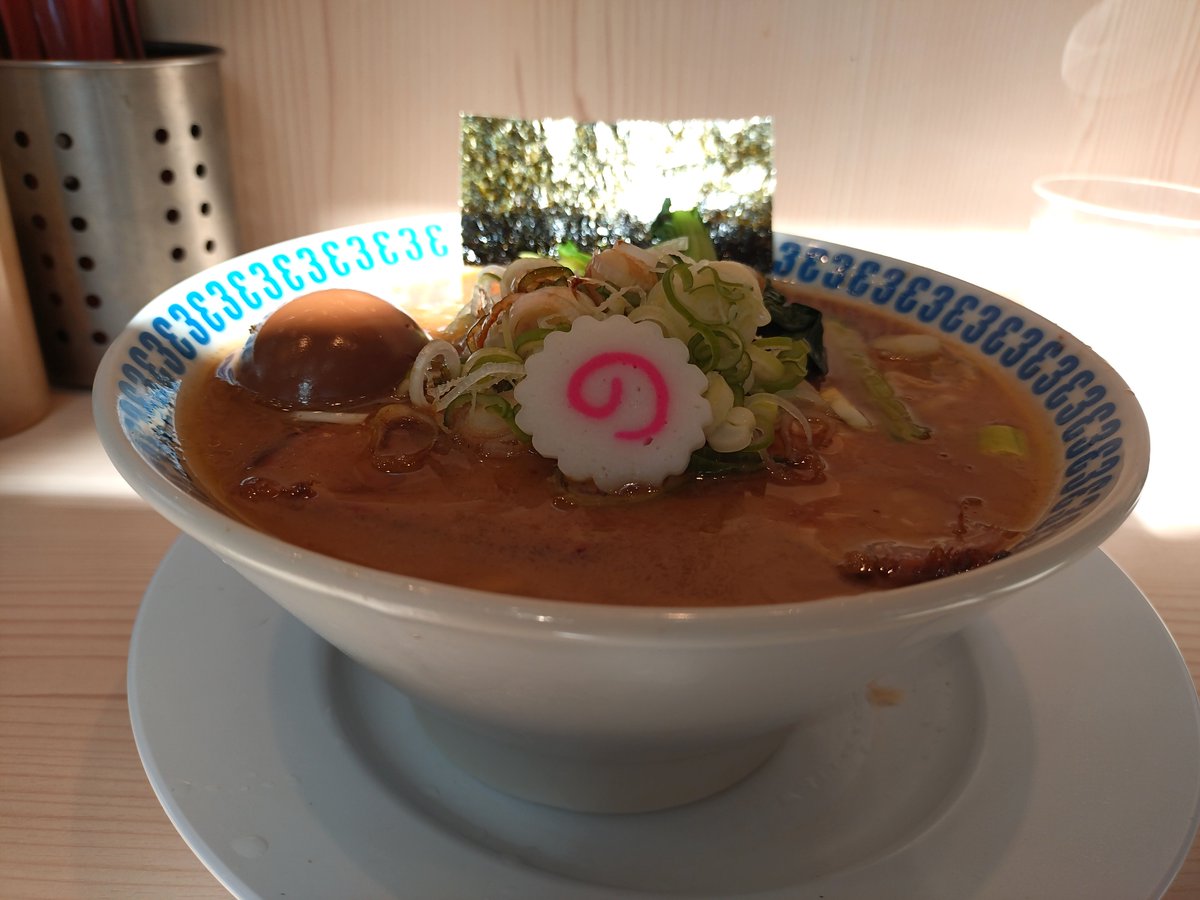 Ae5WAyT44c99652's tweet photo. 三浦家ROZEOさん 　町屋駅
中華そば並+半熟味玉

表面の油分がキラキラしてますね
丁度背中から日が差してるので良く見えませんが🤣
最初の一口目はほんのりと後味に魚を感じますが濃厚な旨味を感じるパンチのある動物系スープ
美味しいのだが飲み干すと腹下す系😅
麺は中太
ごちそうさまでした〜❗ https://t.co/1I6Z7sSKIH