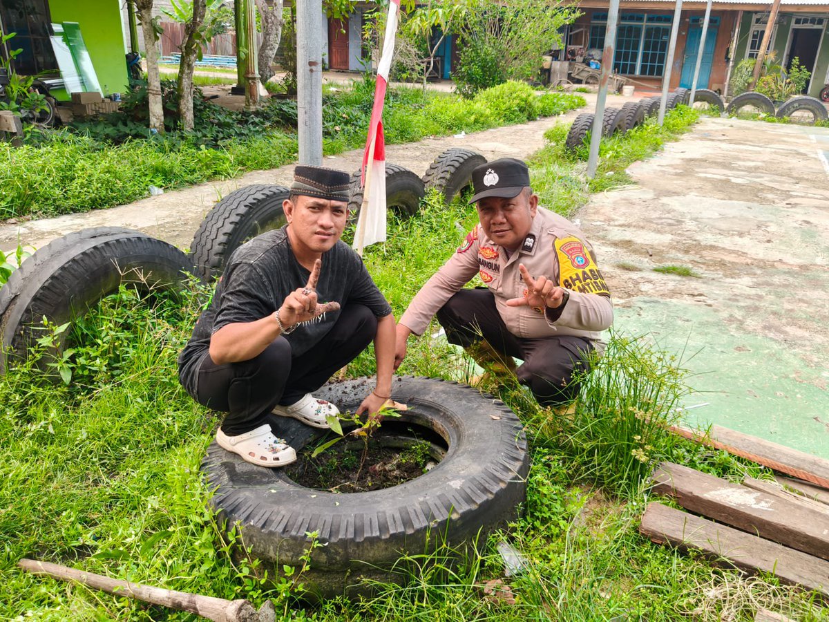 GaungPolsek's tweet photo. Kegiatan Green Policing oleh Bhabinkamtibmas Desa Belantaraya Kec Gaung https://t.co/6j8arkt1Eo