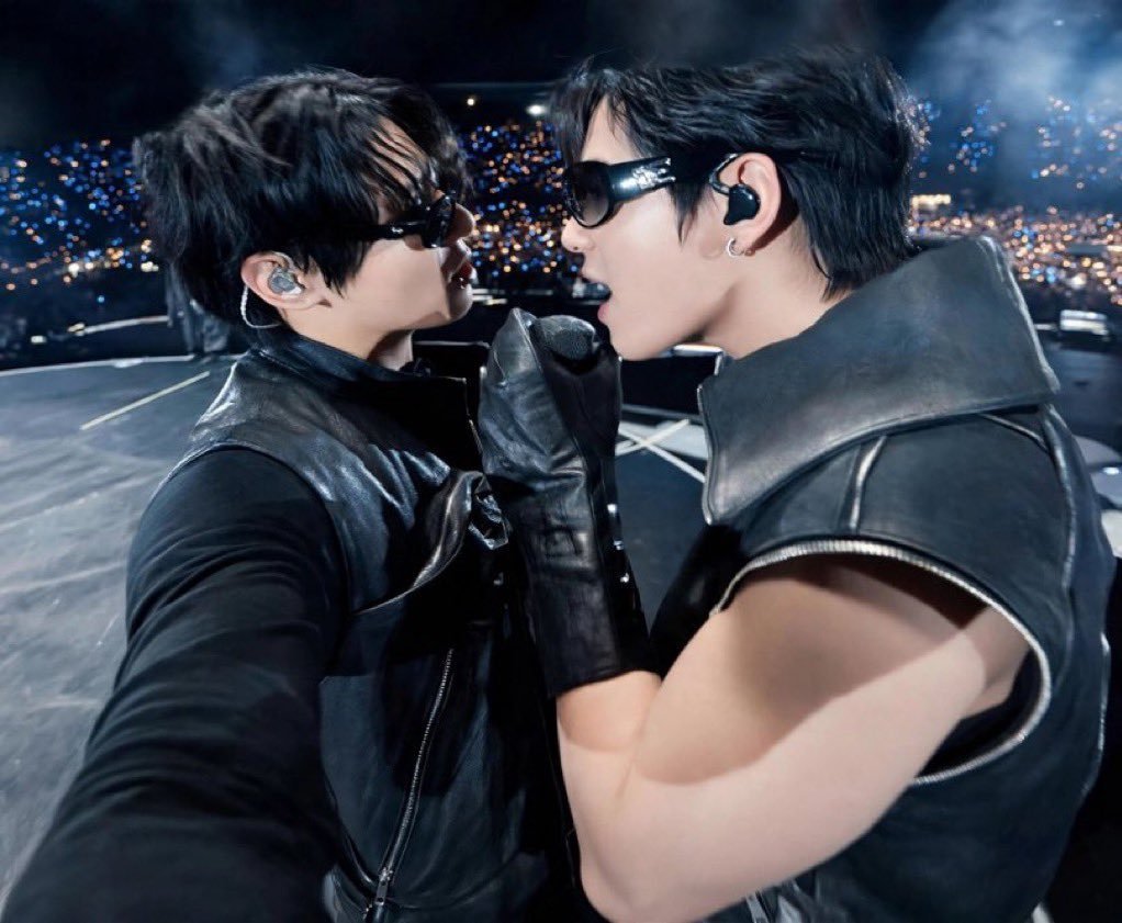 jjklove275's tweet photo. Omega                                          Alpha https://t.co/ygdzqG8XHO