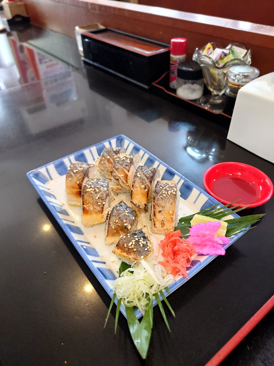 satsuki7750's tweet photo. 1ヶ月ぶりのシラチャ、今日は自家製麺のうどん屋さん・ぜん丸さんできつねうどんをいただきます
ついでに頼んだ「炙り〆さば寿し」が絶品なんですけど！
うどんのお汁もやはり美味しい！このお汁が飲みたくて、あえてぶっかけにしていません https://t.co/9sAUTqyCv8