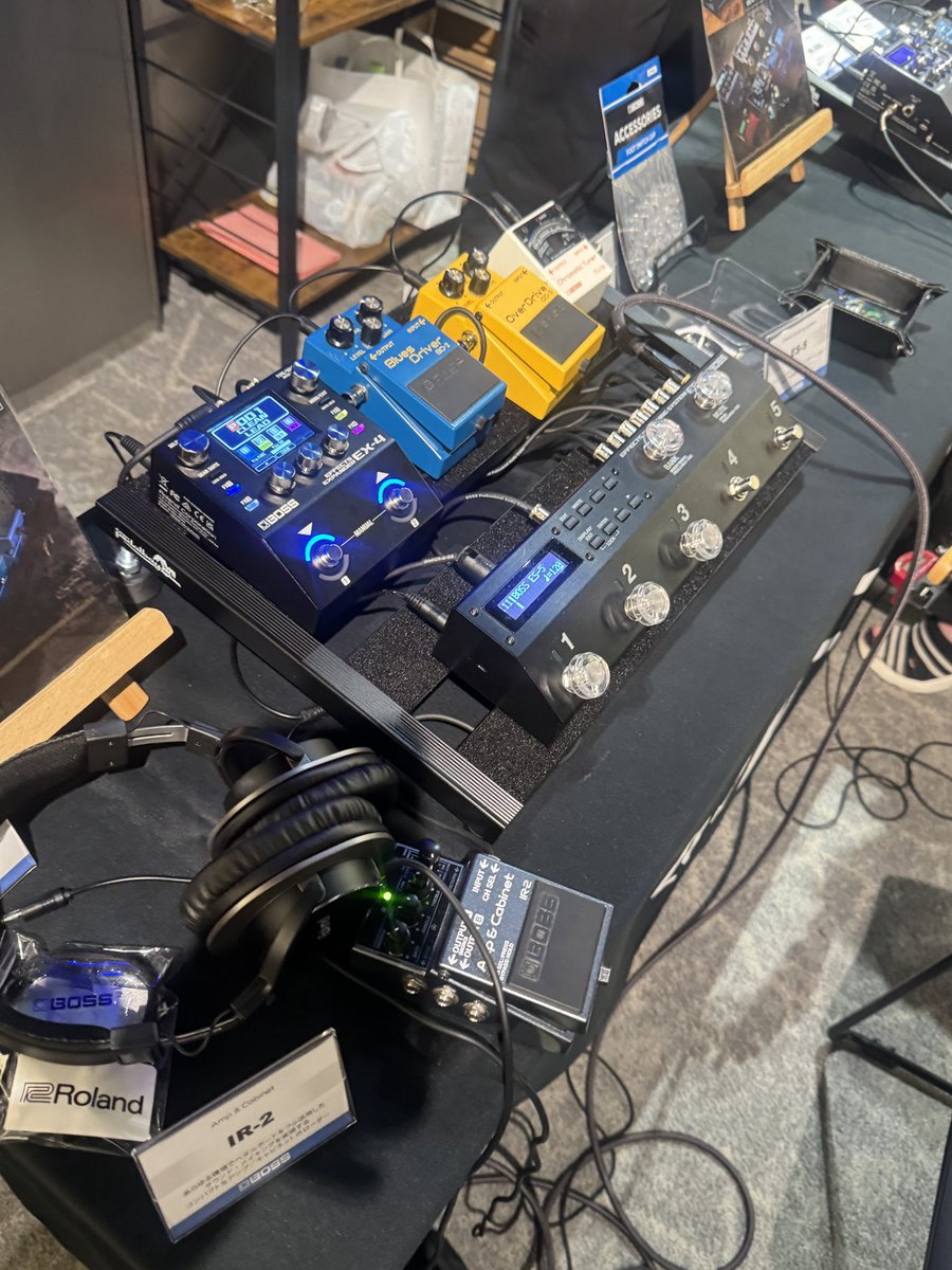 daisuke_vabel's tweet photo. 本日は
x年に一度?のギタリストのお楽しみ
#東京ペダルサミット
へ行きました!
SNSで話題のBOSSの小さなボディーのマルチやNAM対応のzoomの
#NEURIG
次世代自宅アンプの
#LAVASTUDIO
等心行くまで試奏しました。
知人には誰も遭遇せず,
しかし
NAMって未だによく解ってない…(笑)
#tokyopedalsummit https://t.co/NYwmxdpbCb