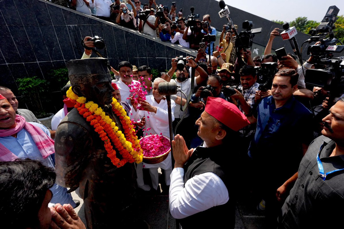 yadavakhilesh's tweet photo. जब विपक्ष का पड़ा भारी दबाव 
रातों रात हो गया बंदोबस्त साफ़
ये है लुढ़कना लोटा-सी सरकार 
कभी इस घाट तो कभी उस घाट
जिसके गलत मंसूबे और ख़्याल 
सोच संकीर्ण और कुंठित विचार
नकारात्मकता भरी है ये सरकार
जिसकी पहचान एकरंगी लिबास https://t.co/bBj7EsLySI