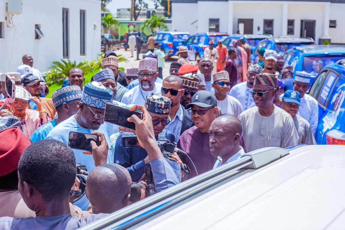 BalogunNaf25771's tweet photo. Governor Uba Sani Gifts 8 Vehicles to APC Zone 3 Chairmen...
The beneficiaries expressed gratitude to the Governor and commended Hon. Sadiq Mamman Lagos for his loyalty and consistent support to APC members across the 23 LGAs.

#UbaSani #SadiqMammanLagos #hafsatyusufpaki #SUSSG https://t.co/wR0xDJzO1W