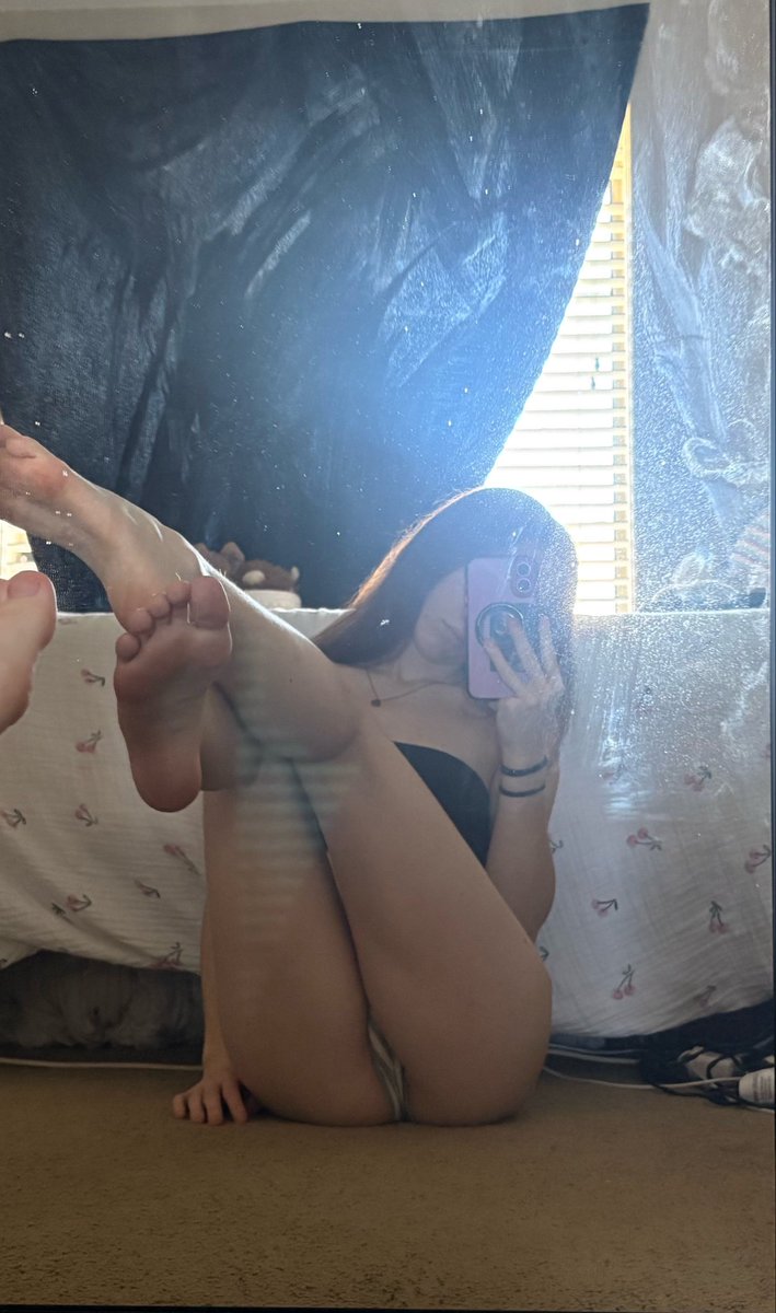 natalieharpss's tweet photo. do guys really like feet? 
#feet #footfetish #nsfw #toes #soles https://t.co/q1nrvRMjPo