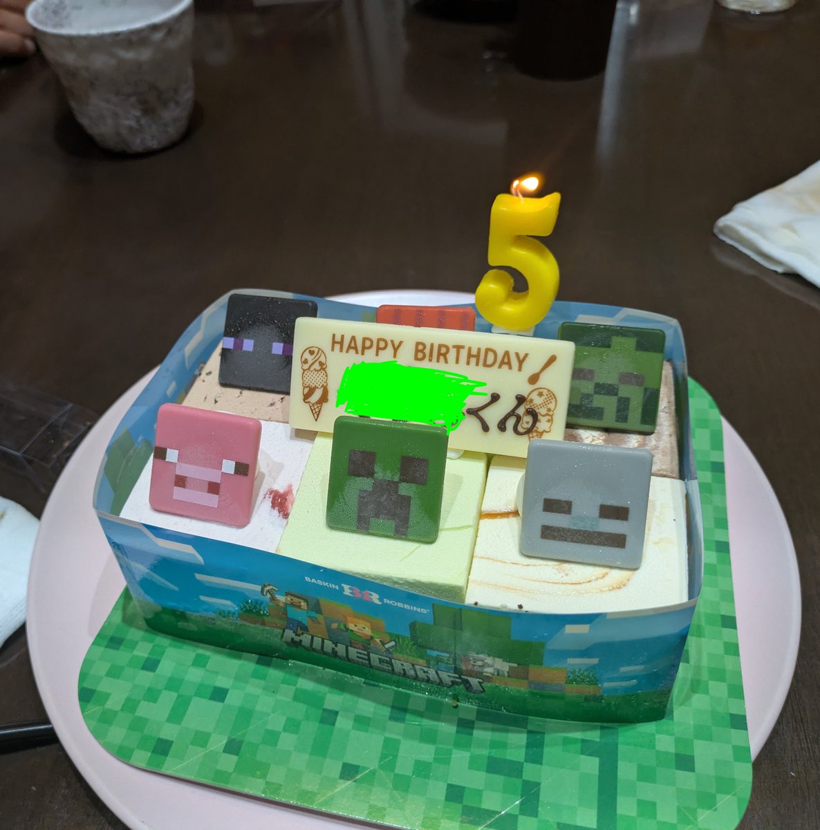 AmethystOtoki's tweet photo. 今日の甥っ子の誕生日ケーキ
マイクラのアイスクリームケーキでした。

こんなんあるんやな https://t.co/UWofavP0qA