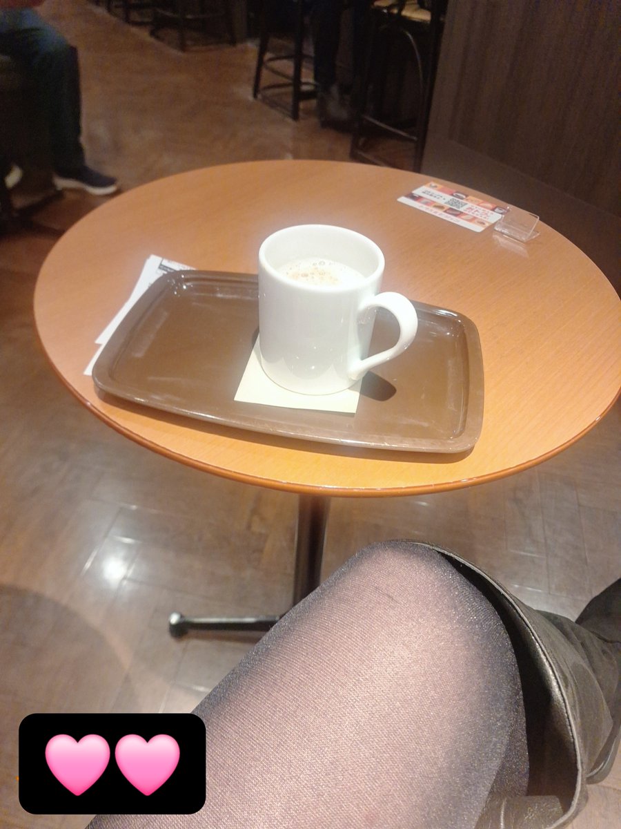 qoo1530's tweet photo. 今日は絶対領域保守するため
後程ニーハイに履き替えます♡
朝まで蒲田♡ https://t.co/AM0uGpz6M6