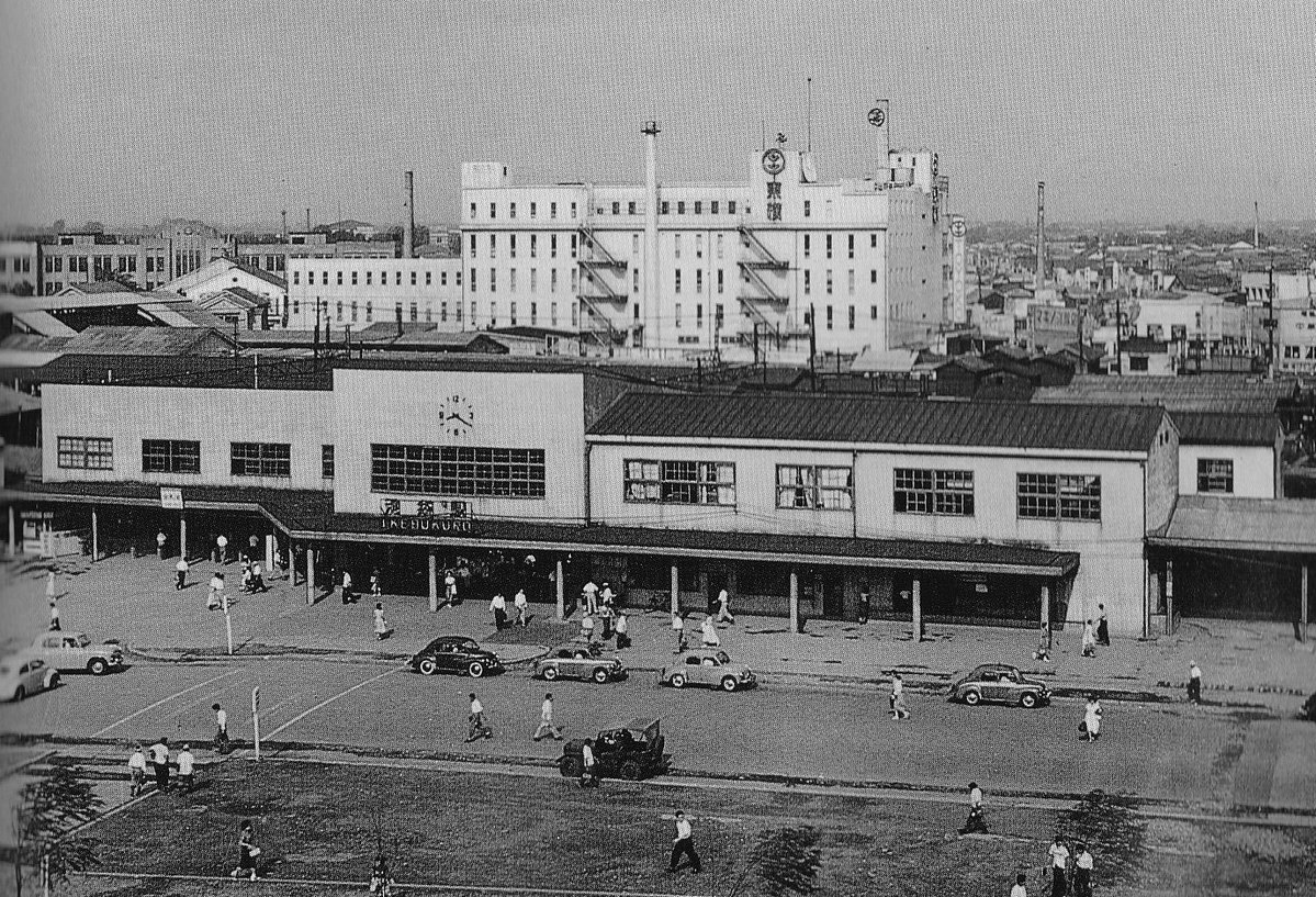 TIMEkxgms's tweet photo. 1957年頃　池袋駅東口

西口にあるのは東横百貨店
西口に東武百貨店がオープンするのは1962年です https://t.co/IZDJLn0edh