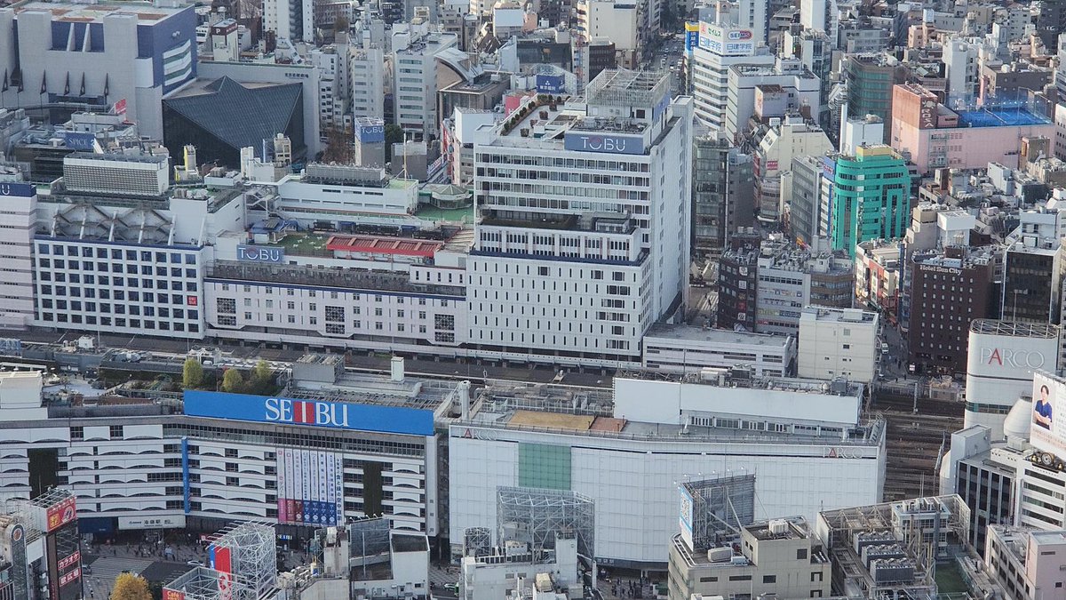 TIMEkxgms's tweet photo. 1957年頃　池袋駅東口

西口にあるのは東横百貨店
西口に東武百貨店がオープンするのは1962年です https://t.co/IZDJLn0edh