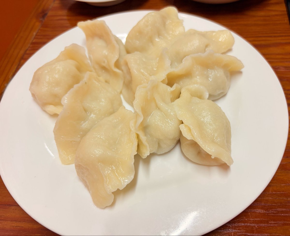 pobj7d's tweet photo. 家の近くにあるガチの四川料理の店、なんと流れているテレビも中国の番組
羊串は田舎のおばあちゃんの家の押し入れの中みたいな味がした https://t.co/3CyaESGYAG