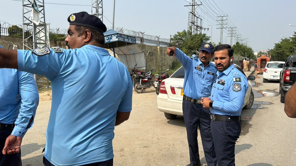 ICT_Police's tweet photo. ایس پی انڈسٹریل ایریا ڈاکٹر ایاز حسین کا  مختلف ڈیوٹی پوائنٹس کا دورہ

سیکیورٹی انتظامات کا تفصیلی جائزہ لیا۔.ڈیوٹی پر مامور افسران سے ملاقات کی نیز الرٹ رہنے، مشکوک افراد و گاڑیوں کی مؤثر چیکنگ اور شہریوں کی جان و مال کی حفاظت کے لیے تمام تر وسائل بروئے کار لانے کی ہدایات جاری کیں۔

#IslamabadPolice