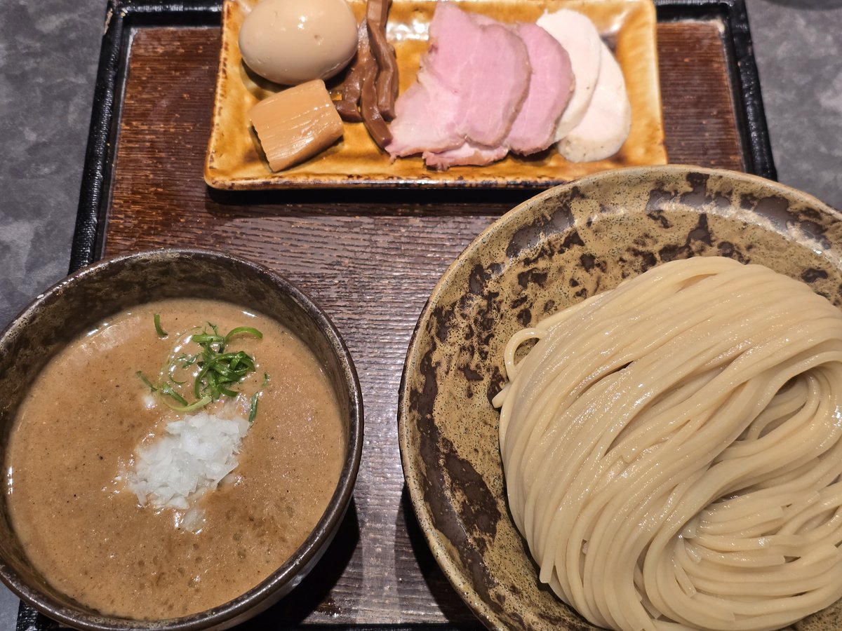 hasunami's tweet photo. …夏目アンアンだ。
本日は遷senにお邪魔している。

一番うまいラーメンを【用意しろ】！
それと！
とってもおいしい味玉も【つけろ】！

ﾁｭﾙﾁｭﾙ!
ﾊﾟｸﾊﾟｸｯ!

"圧倒"
660秒で完飲。

はぁ…。
幸せを願って、ごめんなさい────── https://t.co/AEnyUOszyR