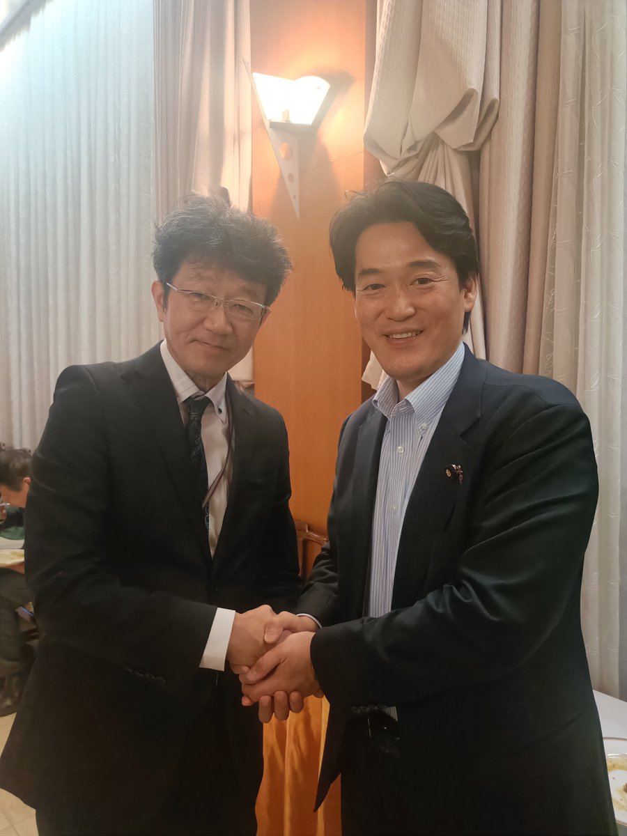 LPGadvisorJP's tweet photo. イラン大使館公邸にて

セアダット大使が間もなく公務を終えて離任されるに伴い、小林正弥教授、鳩山元総理はじめ、超党派議員、前議員の方々ら署名活動のメンバーが公邸晩餐会に招待され、私も同席の栄を賜りました。

その中には、議員の中で先んじて大使にお会いしに行った小西議員、イランに赴いた伊勢崎議員もおられました。

大使は「国際社会はアメリカを強く非難するべきだ」と真摯に語り、鳩山元総理は「アメリカとイスラエルによる攻撃は明確な国際法違反」と改めて指摘しました。

国連憲章は他国への武力攻撃を原則禁止しており、しかも米国とイランは核開発をめぐる交渉の最中にありました。それをトランプ氏は議会の承認も得ずに攻撃し、指導者とその家族を殺害しました。どこの誰が見ても明白な国際法違反です。

にも関わらず、日本政府は「法的評価は差し控える」との見解を示しました。武力攻撃が発生していない段階での先制攻撃は国際法上認められないという政府見解は変更せずとしながら、米国だとなにゆえ評価を差し控えるのか。

いくら日米同盟があるとは言え、正しくない行為に目をつむり、正義を通せないような姿勢には賛同できません。しかもイランは、日本政府の対応に関わらず、日本への友好姿勢を崩していないのです。

外交とは、国際法とは何なのか、長い友好の歴史と合わせて、あらためて強く感じた機会となりました。
