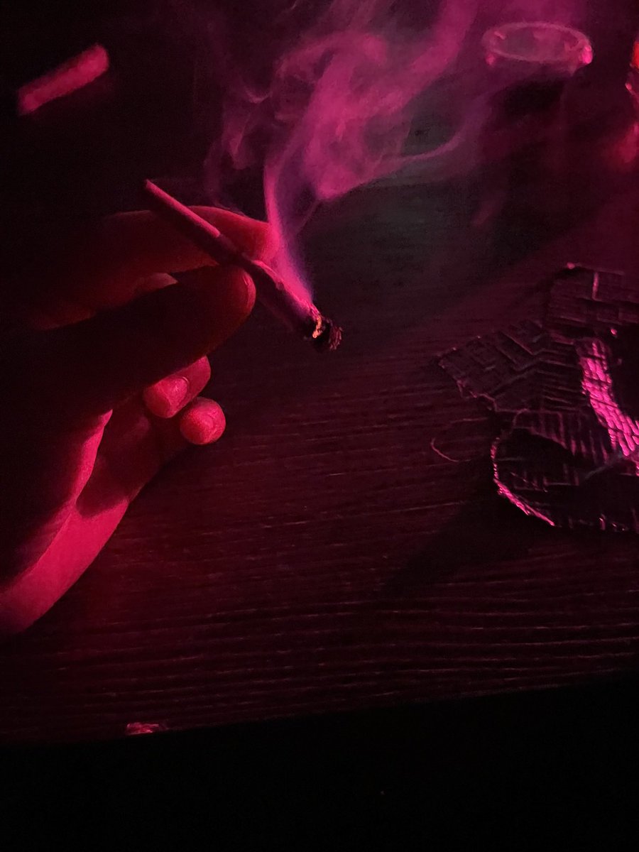 roboxgod222's tweet photo. want a big fat blunt 😩😩 https://t.co/KAZxotHmYa