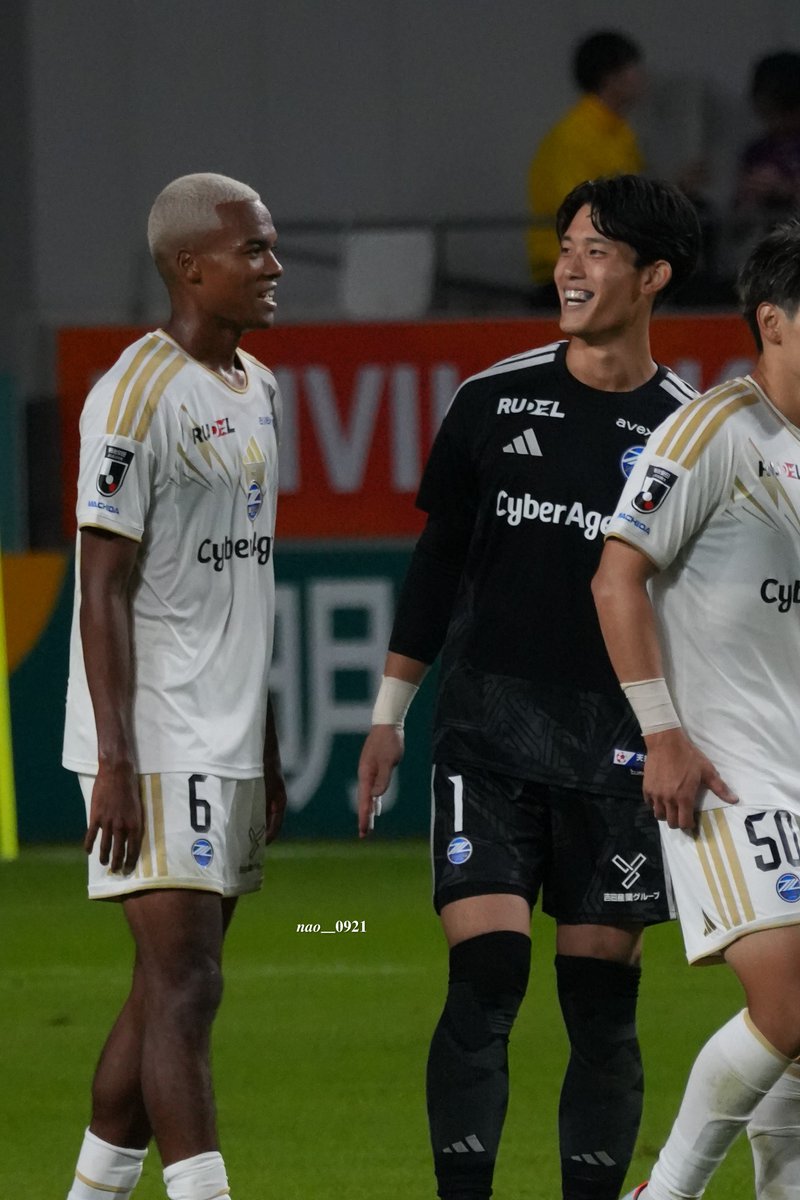 nao__0921's tweet photo. 試合後のこのやり取りがすごく良かった☺️
さっきまでの緊張感とのギャップもまた好きです

特に4枚目の気にかけてるお兄さんみたいな感じがいちばん好き♡

#谷晃生 選手 #望月ヘンリー海輝 選手
#zelvia https://t.co/OzkXXVoACu