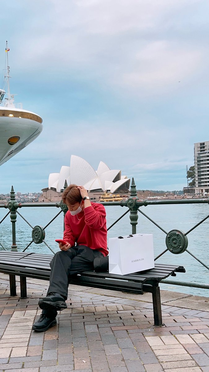 softchenxiu's tweet photo. Jongdae just posted a photo from when he went to Australia in 2022, and he's wearing this same outfit. https://t.co/79aGyLMLvi https://t.co/bIqSuMQ6U2