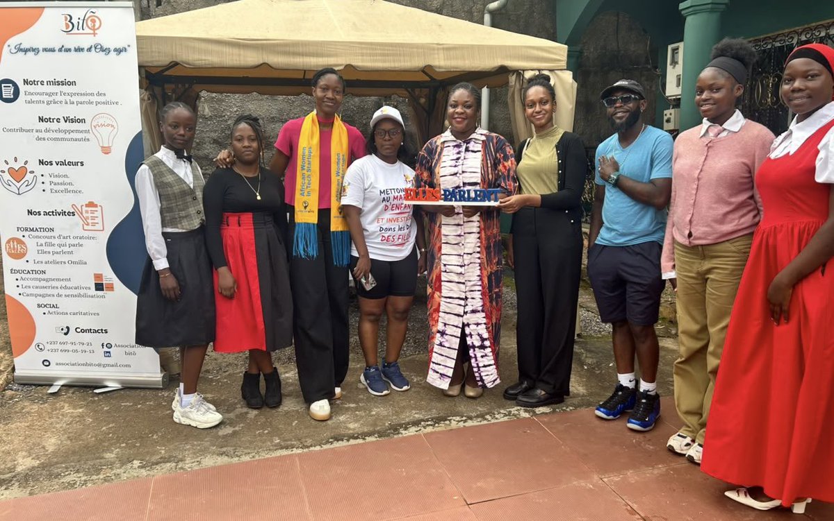 UKinCameroon's tweet photo. La voix des filles mérite d'être entendue. 

Pour #JournéeDeLaFille, notre 2e Secrétaire Almaz Akainyah a rencontré les jeunes Camerounaises (15-17 ans) de l'initiative « Elles Parlent » de l'Assoc. BITO avant leur concours d'art oratoire.

#DroitsDesFilles https://t.co/SC1zp4biEI