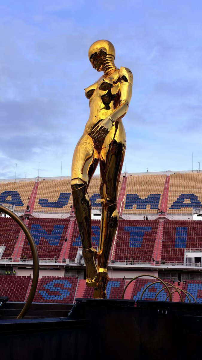 TheWeekndOnl's tweet photo. The Sorayama Statue in Bangkok 🇹🇭 https://t.co/VuaEUK5s4s