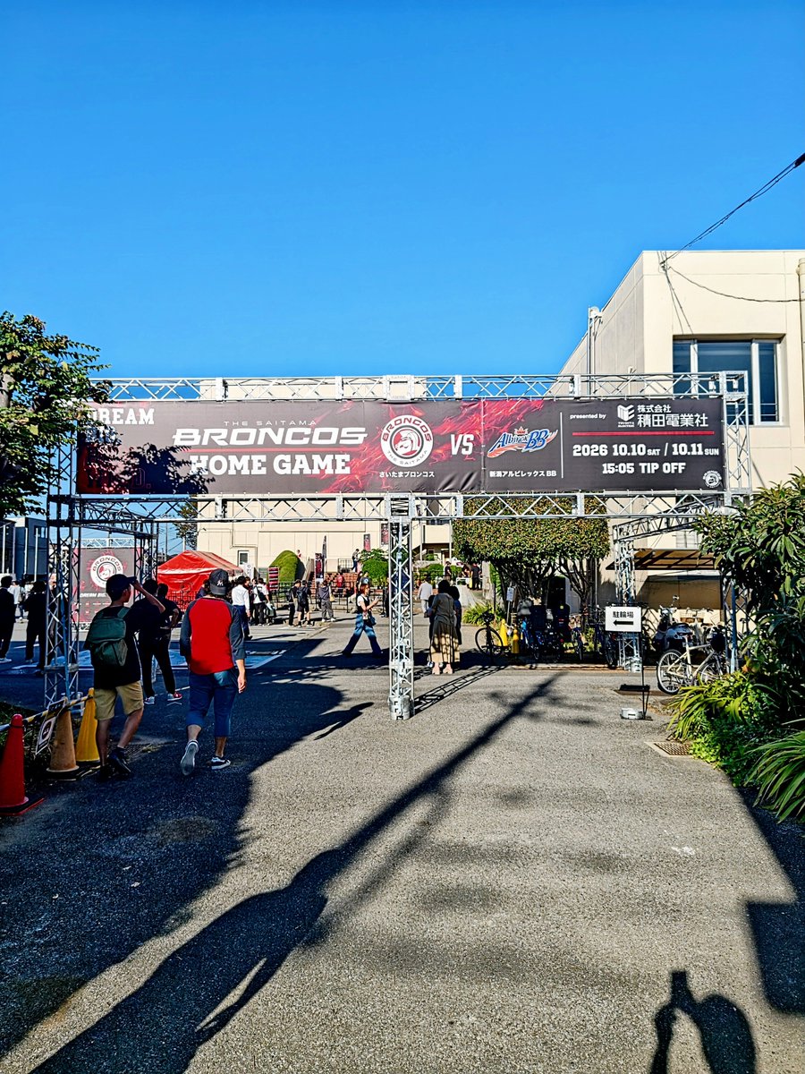 ChocoChocoBro's tweet photo. バスケ🏀

さいたまブロンコス対新潟
浦和駒場体育館

ナイスゲームでした！

いかちゅんさん
サイリウムを赤にしたの、相当の葛藤があったんじゃないかな？
それでも赤にしてくれてありがとう。
パフォーマンスのあとのきちんとお辞儀する姿も素敵です。
私はいかちゅんさんを推させていただきます💖 https://t.co/ZPOqkmGKZf