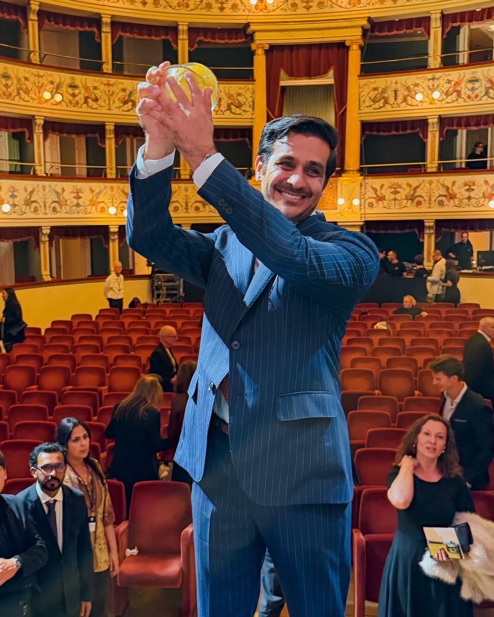 AskAboutKwt's tweet photo. حصد المصور الكويتي عبدالله البنيان المركز الأول في مسابقة "سيينا" العالمية للتصور الفوتوغرافي (Siena Awards 2026) في إيطاليا ضمن فئة التصوير الجوي للمناطق الحضرية (Urban Drone Photography) عن صورة فنية لأبراج الكويت.  

جاء هذا الفوز من بين منافسة واسعة استقطبت نحو نصف مليون صورة من أكثر من 150 دولة حول العالم.