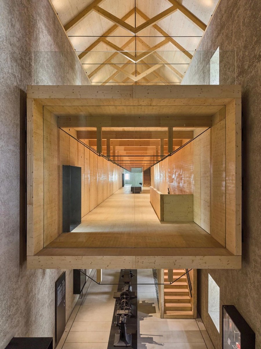 arquitect_viva's tweet photo. Museo Vasco de Bilbao
Vaillo + Architects
Fotografías: Iñaki Bergera 
https://t.co/tq3Bm2Py3W
El proyecto es el resultado del concurso para renovar y rehabilitar el Euskal Museoa Bilbao EMB, Museo Etnográfico de la Cultura Vasca. La intervención comprende la transformación arquitectónica y museográfica de un antiguo colegio jesuita del siglo XVII, cuya configuración se ha visto alterada por sucesivas reformas a lo largo de los siglos.
La arquitectura establece un diálogo directo con el contenido etnográfico a través del concepto de aritz bizia, el árbol como metáfora de la cultura vasca. Esta idea se materializa en la caja longitudinal de madera, concebida como tronco, y en las cerchas de cubierta, evocadoras de la copa arbórea y de las estructuras tradicionales de caseríos y construcciones navales.