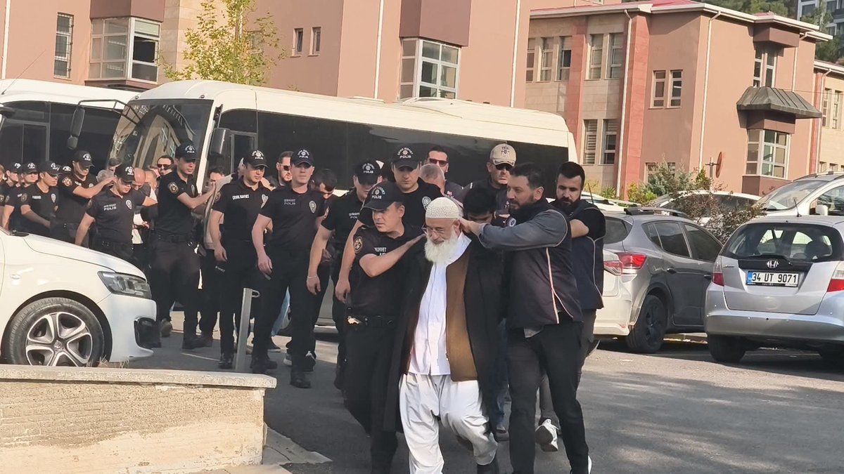 akincisemerkand's tweet photo. Kul sadi Yüksel ve cemaatine baskın düzenlenmiş. Dışarısı bataklığa dönmüş iken, her yerden illegal silah, uyuşturucu ve envai çeşit fısk ayyuka çıkmış iken hâla müslümanlarla uğraşıyorlar.

Sıradaki hangi cemaat derken şaka yapmıyorduk. https://t.co/oFmT6DGOn4