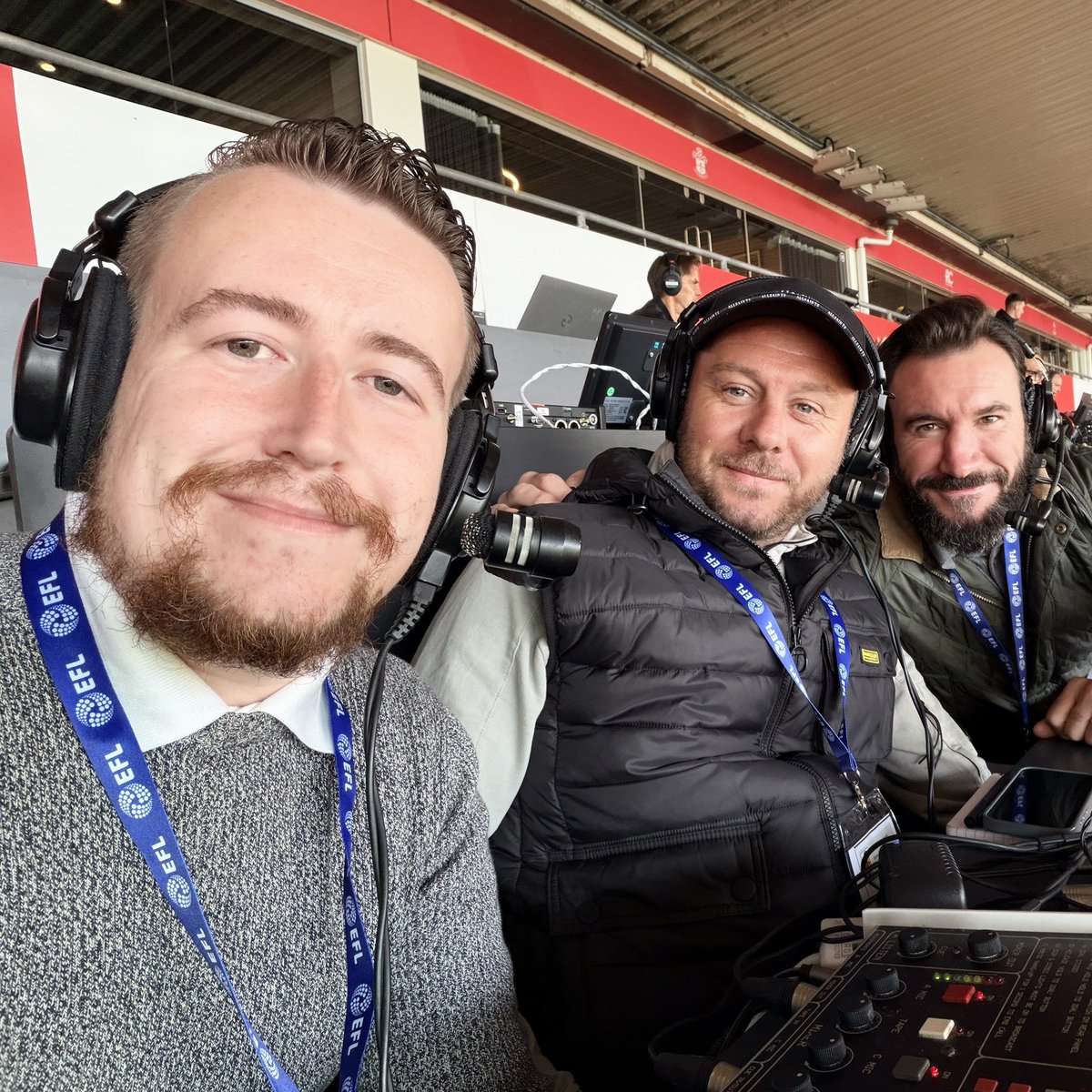 PompeyOnExpress's tweet photo. 𝐋𝐈𝐕𝐄 𝐍𝐎𝐖: #PompeyLive with @veezugroup

It is time for the South Coast Derby, a fixture that needs no further introduction.

Not at the game? Tune in to @ExpressFM NOW for full coverage!

🎙️ @JakePompeySmith, Graham Butterworth &amp; @DannyThompson4

• Kick-off: 12pm • https://t.co/gOqvTCXamd