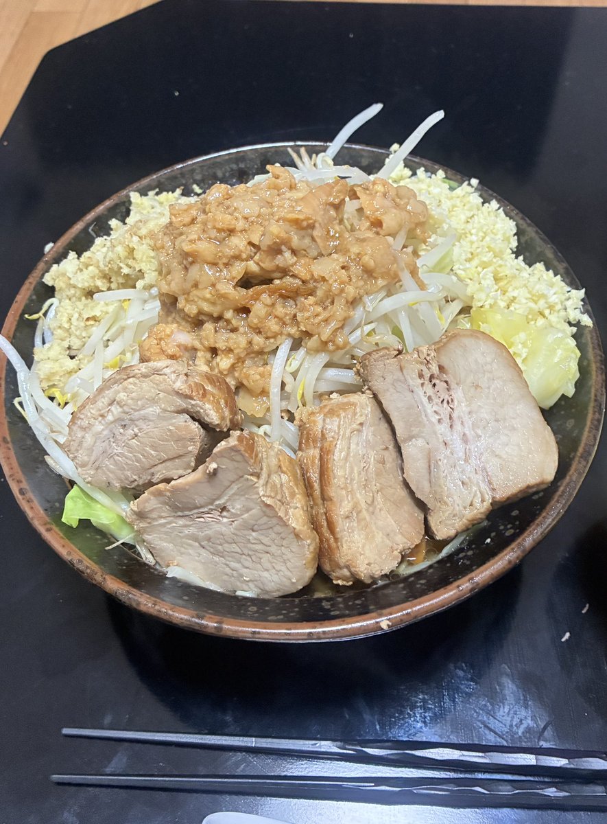 nunnunerumo's tweet photo. らぁ麺が好き過ぎる人ゆーきさんコラボ

オリジナルらぁ麺🍜を作りました👏

麺は超極太平打ちタイプだがゆーきさんおすすめで手揉みして縮れさせたらこれが凄い👍スープにめちゃくちゃ絡む！

豚🐷と背脂も自作のものを用意!
生卵と生姜🫚ニンニク🧄を大量に！

めちゃくちゃ美味かったです！😋 https://t.co/7nfBFr6gNr