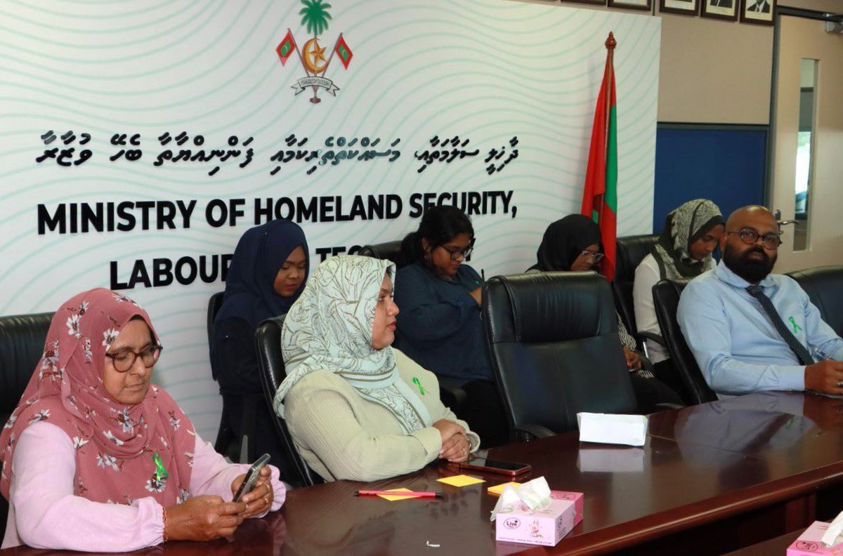 HomeMinistrymv's tweet photo. ދިވެހިރާއްޖޭގެ ޤައުމީ ޔުނިވަރސިޓީގެ ފެކަލްޓީ އޮފް ހެލްތު ސައިންސަސްއާއި މި ވުޒާރާ ގުޅިގެން، މުވައްޒަފުންގެ 'މަސައްކަތުގެ މާޙައުލުގެ ނަފްސާނީ ދުޅަހެޔޮކަމަށް' ޚާއްޞަކޮށްގެން ހޭލުންތެރިކުރުމުގެ ސެޝަނެއް މިއަދު ހެނދުނު ވަނީ ކުރިއަށް ގެންގޮސްފަ.

މިފަދަ ޕްރޮގްރާމްތަކުގެ މައިގަނޑު މަޤްޞަދަކީ މުވައްޒަފުންނަށް ދުޅަހެޔޮ، އުފާވެރި މަސައްކަތުގެ މާޙައުލެއް ޤާއިމުކޮށްދިނުން.

#MNU #WorkplaceWellbeing #MentalHealthMatters #HomeMinistrymv