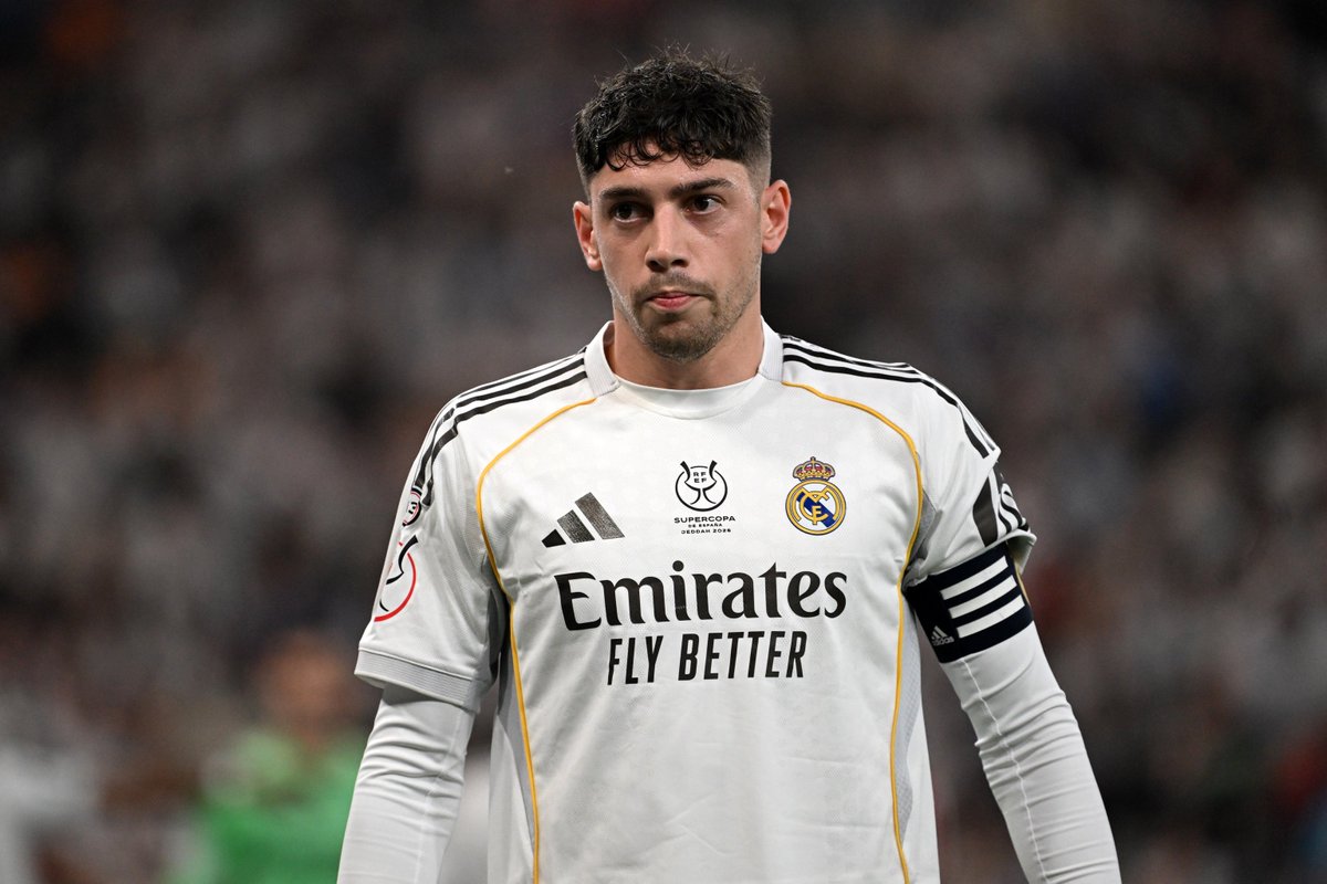 MadridSports_'s tweet photo. La segunda parte de ayer volvió a demostrar que Fede Valverde puede ser el mejor lateral derecho del mundo si elige serlo.

Su partido como centrocampista fue un desastre: sin ofrecerse, flotando por el campo y ocupando espacios por inercia y con la sensación de no aportar absolutamente nada con balón.

Como lateral, otra cosa: más intenso, más incómodo y con la capacidad para hacer daño en conducción.