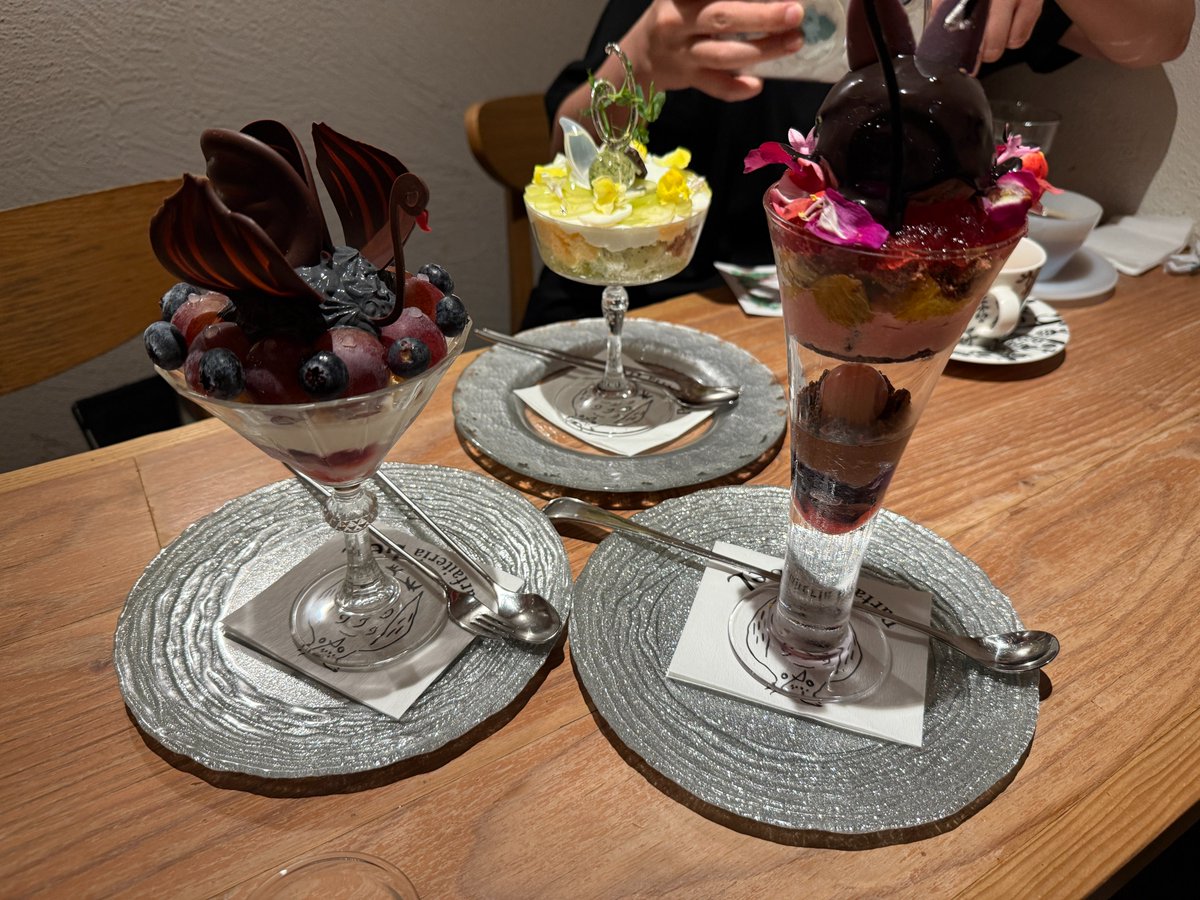 ether_ester's tweet photo. そのあと、夕方前でしたが「夜パフェ専門店」に連れていっていただきました。パフェ、好きなんですがよく考えたら専門店に行くのは初めてでした（一人で行くには敷居が高くて……）。また新しい世界を知ってしまった。
私はBLACK SWANをいただきました。美味しかったし、見た目も美しいですよね。 https://t.co/spyuW5tAVH