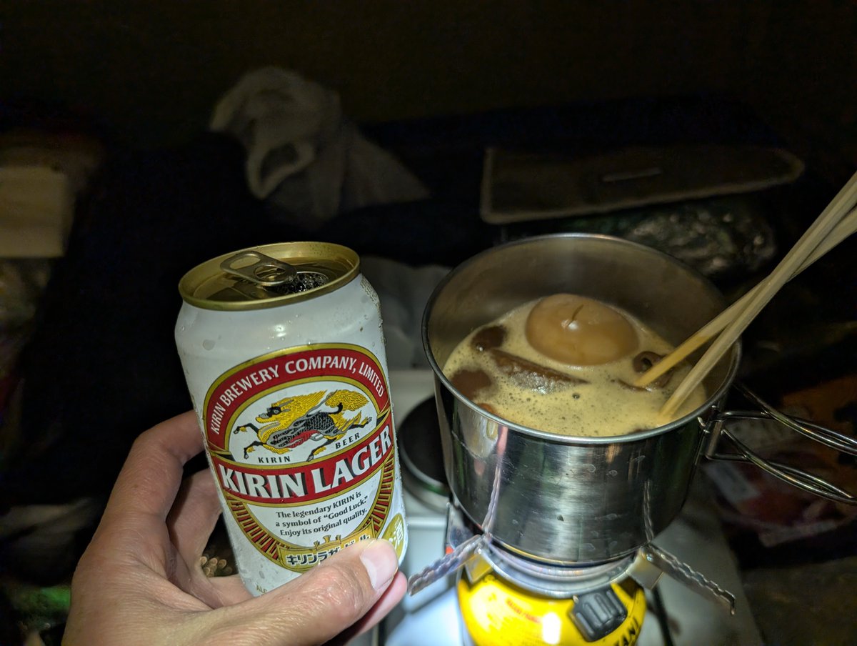 yakisoban650's tweet photo. パッキング最低限なのでキャンプ飯は簡単に。
味噌煮込みおでんと、半額おにぎり×3、おビール、おやつは味カレー。
味噌煮込みは赤出汁の味。
温かいのが有り難い。旨い。 https://t.co/0M1H9WnaBY
