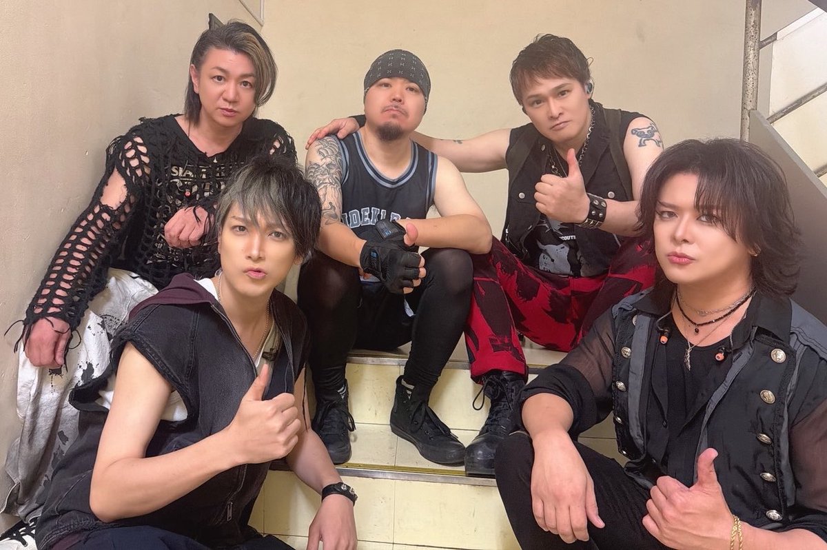 reno_guitarlife's tweet photo. 栄喜道ツアーファイナル2Days
ありがとうございました🔥
リスペクト込めて弾かさせて頂きました。
また来年もよろしくお願い致します！

ファイナルなので皆で撮れて嬉しい☺️
#栄喜道 https://t.co/XKpQFFtdQV