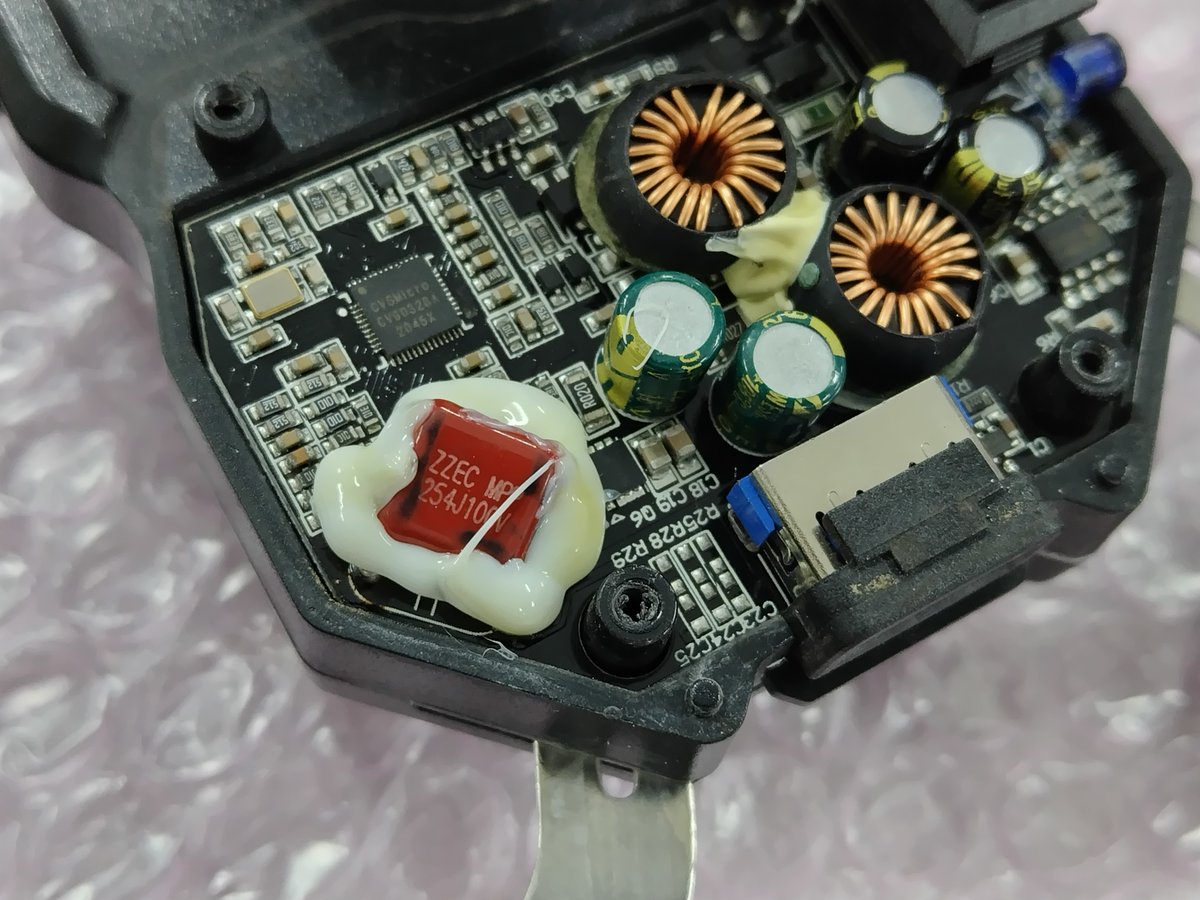 cb_no_hito's tweet photo. 無線充電できなくなってしまったスマホホルダーを分解したら、コンデンサの足が折れて外れていた。バイクの振動ってすごいんだな。ハンダ付けしてホットボンドで補強して直った。新しいのを買ってしまったけど、イマイチだったので直したのをもう少し使おう。 https://t.co/czJMlsJ2Ai