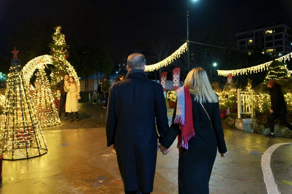 mmuratcalik's tweet photo. Dört duvar arasında her şey zor. Ama en zoru, sevdiklerinden uzak kalmak…

İşte bugün tam da o günlerden biri… Can yoldaşım, iyi günde de kötü günde de hayatı paylaştığım, kıymetli eşim Zehra ile evlilik yıl dönümümüz.

Önce sadece sen ve ben vardık. Sonra sevgimizi büyüttük, evlatlarımızla bir aile olduk.

Şimdi ise her görüş gününü iple çekiyor, seni biraz daha fazla görebilmenin umudunu taşıyorum. Birlikte geçirdiğimiz yılların, paylaştığımız anların ve kurduğumuz yuvanın kıymetini, senden uzak kaldığım bu günlerde daha derinden hissediyorum.

Bugün yan yana olamasak da kalbim seninle. İyi ki hayat arkadaşım oldun, iyi ki bu hayatı seninle paylaştım.

Nice yıllara, Zehra’m. Birlikte geçireceğimiz güzel günlere kavuşmak dileğiyle… @zecalik