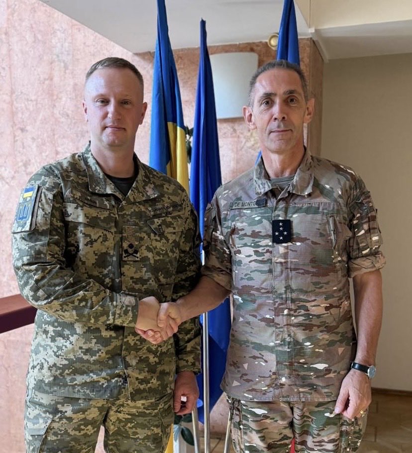 CEMAT_FR's tweet photo. Aux côtés de l’Ukraine, l’@armeedeTerre poursuit son soutien et s’adapte. 

Honoré d’avoir rencontré mon homologue ukrainien pour échanger sur l’évolution du combat terrestre, l’adaptation de notre soutien à son profit et les enseignements de la guerre. 

Drones, intelligence artificielle, robotisation : nous devons apprendre plus vite et expérimenter davantage pour préparer nos forces aux combats les plus exigeants.