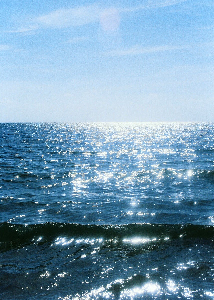 ErminiaParaf3t's tweet photo. 最近、嵐の夜に悸う気持ちが忘れられない。滦川沿いで几人の人と話した、夏の終わりの静かな時間は、まるで斬新な夢のようだった。 https://t.co/yePegGMqiF
