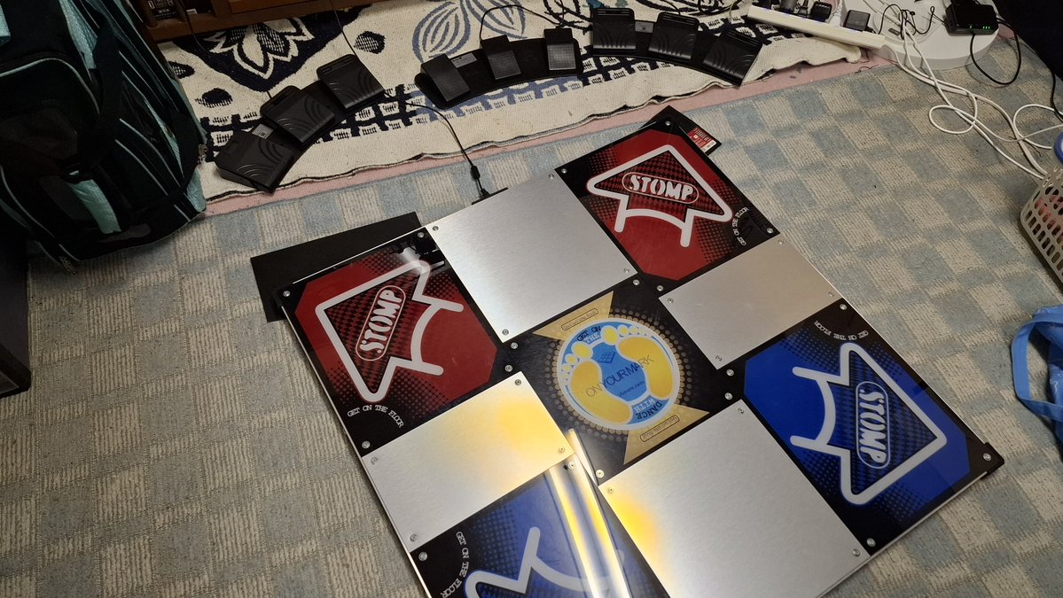 FELKER_Fall's tweet photo. 結局配信で使うことがなかったフットペダルをここに

あまりに終わり散らかしてる足環境が出来つつある

お前は意地でも手を使いたくないんか？？？ https://t.co/iSVhkPLrzp