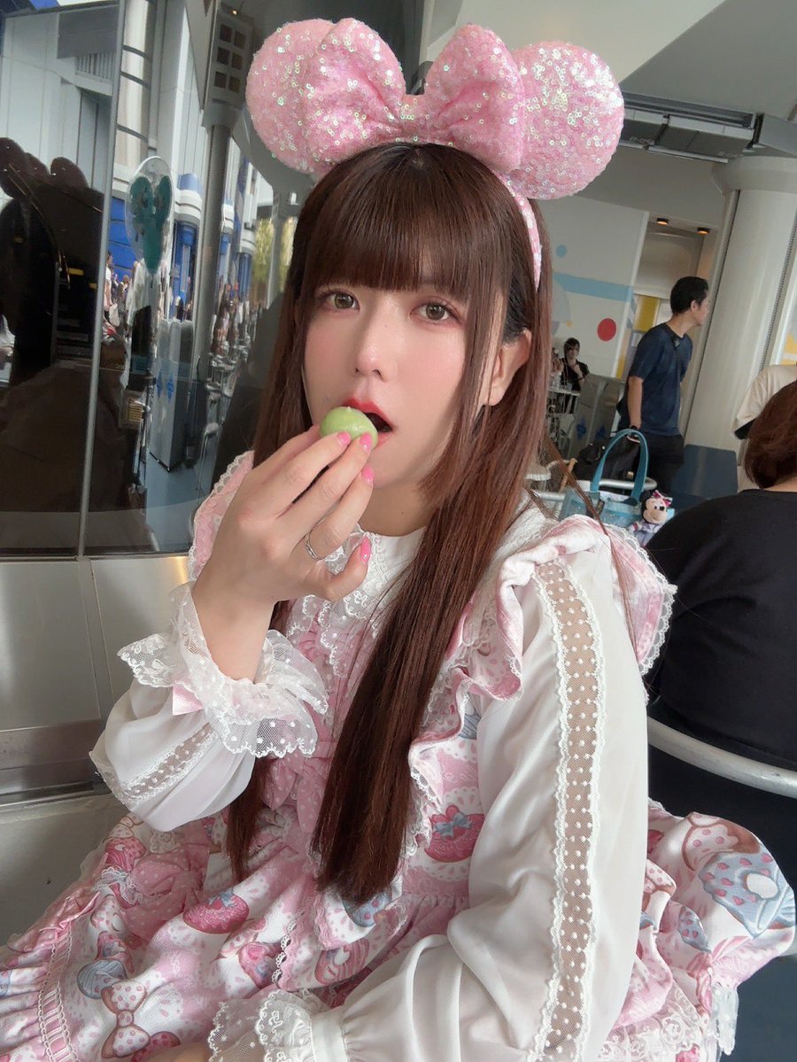 ichigo0531's tweet photo. 男なのにフリフリのドレス？
男なのにネイル？
男なのにお姫様になりたいの？

って思う人もいると思う。

でも、好きな服を着るのに
性別の許可って必要なのかな。

私は私の好きな自分でいたい。

今日もお姫様を目指してます🎀 https://t.co/oDrgNQ4V27
