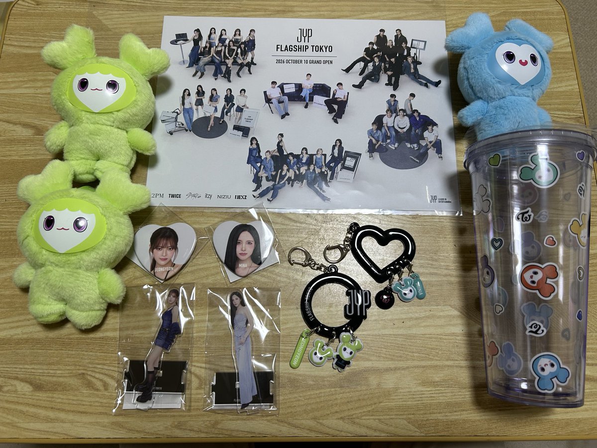 ossanonce's tweet photo. JYP FLAGSHIP TOKYOに行ってきました④
今日の戦利品
ランダムチャームはジョンブリーを自引き出来ましたが、妻様は残念ながらミブリーは引けませんでした。
ハート型の缶バッジは斬新！後で痛バックに取り付けよう！
タンブラーは容量が700mlなのでドライブの際に重宝しそう🚙
#JYP_FLAGSHIP_TOKYO https://t.co/tuYuWM2d3Z