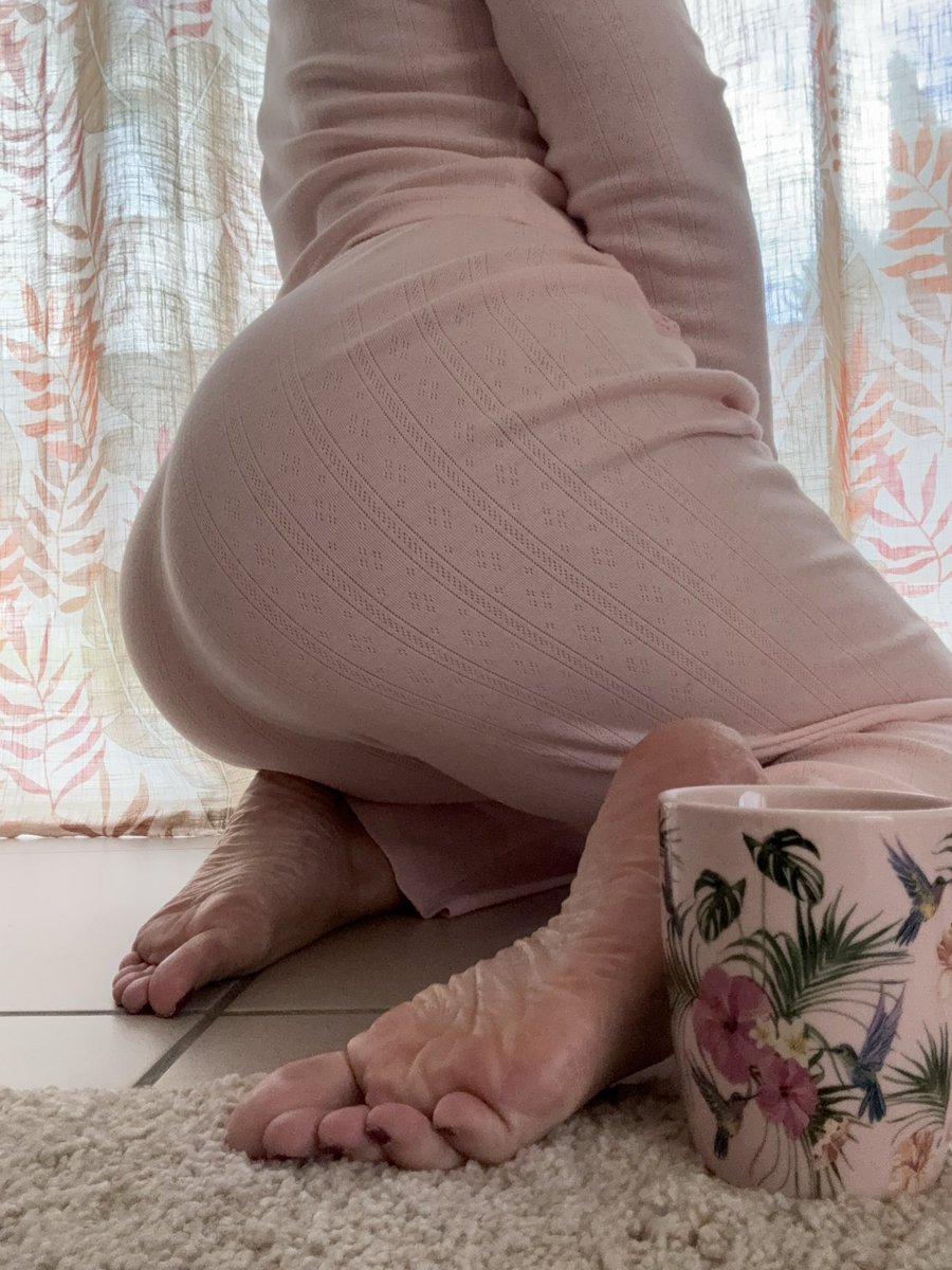 joannafetish's tweet photo. Si tu devais choisir entre mon boul et mes pieds tu choisis quoi ? 😝 https://t.co/RdzaphGcCL