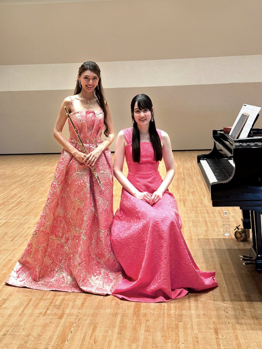 Aimi_Official's tweet photo. 先週は宮城岩沼へ✨
あいみんと2つのコンサート。
岩沼市民会館とても響きが良く演奏していて気持ちが良かったです🪈🎹

高校生のお客様たちもフレッシュで楽しかった😆🫶

2人で着用しているピンクのジャガードドレスは東京ソワールさん💐 https://t.co/DWH5EOnrah