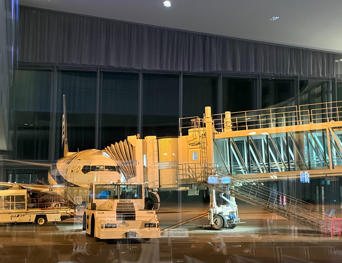 bonkurapoo's tweet photo. 初めて利用する岩国(錦帯橋)空港。岩国駅発の空港バスは飛行機の出発時刻の40分ぐらい前に空港に到着なので、かなり際っきわだなあ、お土産選んで買う余裕あるかなあ、と思ったけど思っていたよりかなり小規模な施設なので全く問題なかった。 https://t.co/j1WYbaeXgR