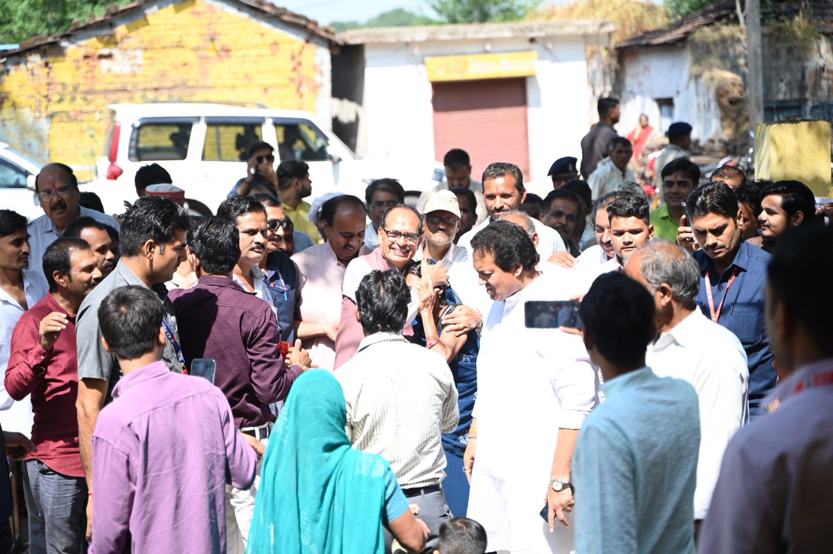 OfficeofSSC's tweet photo. आस्था के पर्व पर आरोग्य की सौगात

माननीय केंद्रीय मंत्री श्री @ChouhanShivraj जी ने आज विदिशा-रायसेन संसदीय क्षेत्र के चिकलोद, ओबेदुल्लागंज, रायसेन में प्राथमिक स्वास्थ्य केंद्र का उद्घाटन किया।

यह स्वास्थ्य केंद्र क्षेत्र के नागरिकों को बेहतर स्वास्थ्य सुविधाएँ उपलब्ध कराने में सहायक होगा। माँ दुर्गा की कृपा से जनसेवा का यह संकल्प निरंतर आगे बढ़ता रहे।