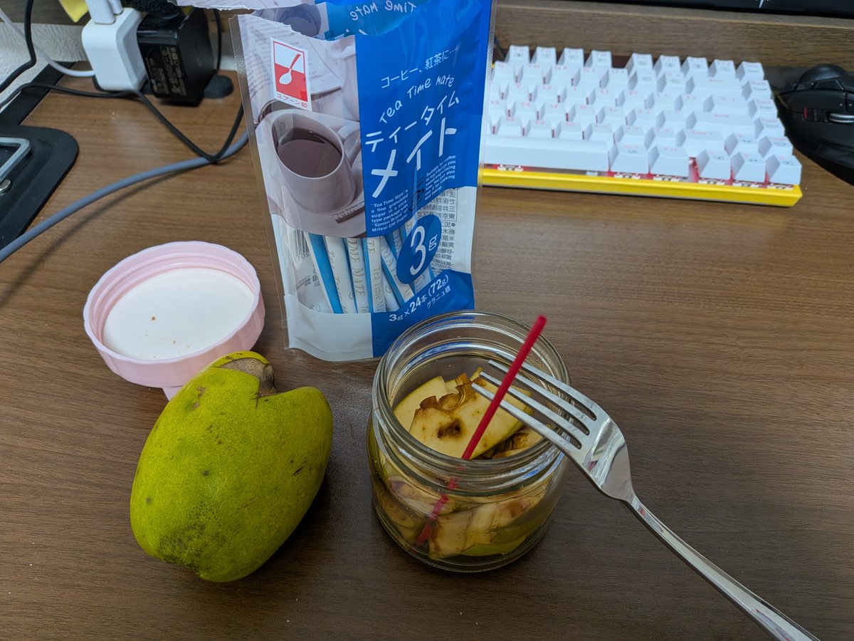 tkrsakai's tweet photo. 果肉はボソボソでクソだけど、シロップはスゲー美味い。ちょうどいいストローがこれしかなかったのでエアダスターのノズルですすった。2つ目も早速作った。砂糖をもっと買っておけば良かった。 https://t.co/tDZA8H1HxV