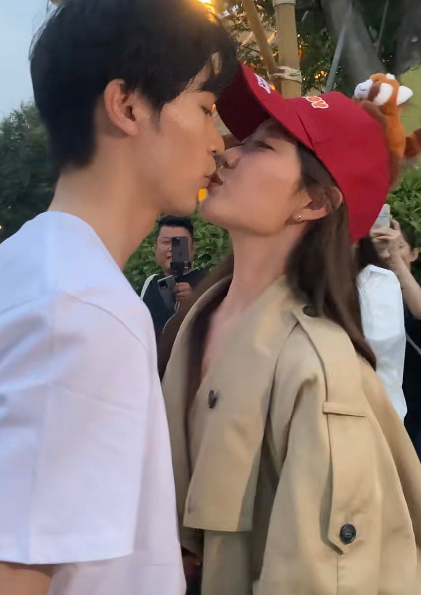 seoyoungwondan's tweet photo. And just like that, my introvert CP kissed AGAIN?! Not once but twice 😭💋 

The fact that Bohan actually asked XingXing for permission first 🙌🏻 

 #HeartSignalS9 https://t.co/7E27Og5BGT