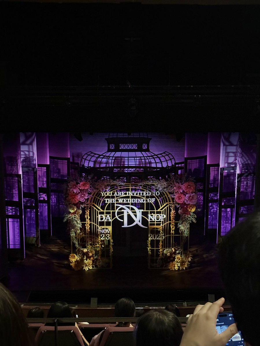 miti_tim's tweet photo. #รักแห่งสยามTheMusical

รีวิวที่นั่งชั้น 2 นี่ไปดูวันสละโสดกับโจทก์เก่าๆเทียบกับผังรักแห่งสยามจะอยู่โซน E2 แถวที่3 น่าจะราคา2000 อันนี้ที่นั่งตรงกลางเลย เห็นองค์ประกอบครบทุกอย่างการแสดงถึงแต่นี่สายตาสั้นอาจจะมองสีหน้าตอนแสดงของนักแสดงไม่ชัดบางครั้ง แต่จะมีช่วงที่นักแสดงลงมาอยู่หน้าเวทีอันนี้จะไม่เห็นตัวนักแสดงเลย(มีแค่ซีนนิดเดียวที่ลงมาอยู่ข้างล่าง) ตอนโชว์ไม่มีหัวใครบังแต่ที่ถ่ายตอน Curtain Call แล้วมีหัวติดมาเพราะคนข้างหน้าเอนตัวดู เรื่องที่ไปดูแบ่งเป็น 2 องก์ จะมีช่วงพักประมาณ15นาที ออกไปเข้าห้องน้ำได้มีน้ำมีขนมขายให้ถึงที่นั่งเลยแต่ราคาแรงอยู่5555 ส่วนใหญ่เป็นรุ่นแม่ๆไปดู ทุกคนคือส่งเสียงเชียร์เสียงหัวเราะตามฉากนั้นๆไม่มีใครส่งเสียงรบกวนเลย ภาพรวมคือดีสนุกเอนจอย (คลิปถ่ายx5 รูปไม่ได้ซูม จาก16p)