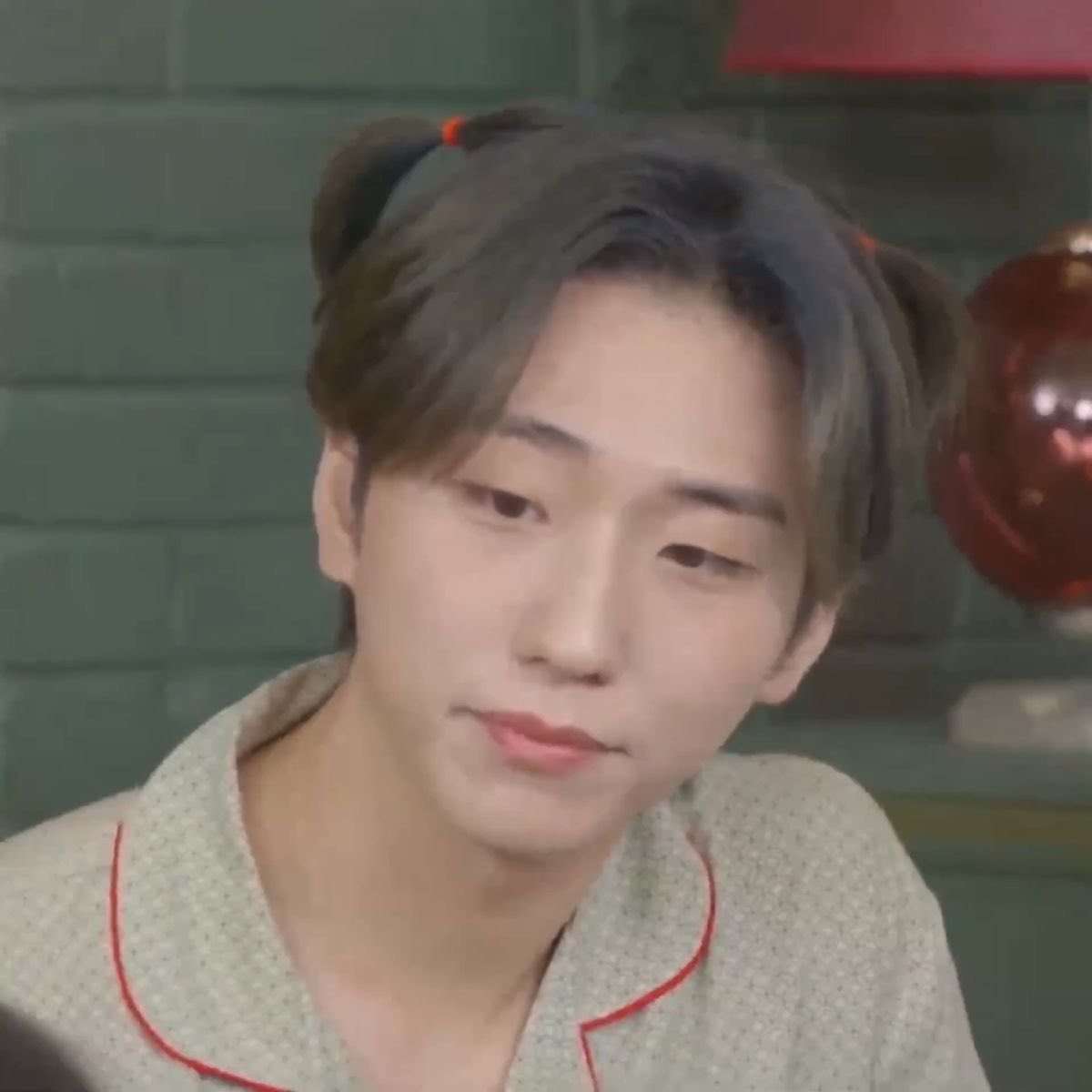 xhx_vi's tweet photo. I miss Gunil a lot to the point I were holding a banana and each time I look at it my head plays banananeun gireogireogireogireogineun dwijibeodo geunyang gireogi and stops when I look away and starts again when I look at it again. I’m #doomed https://t.co/uaMKk4K9Jo