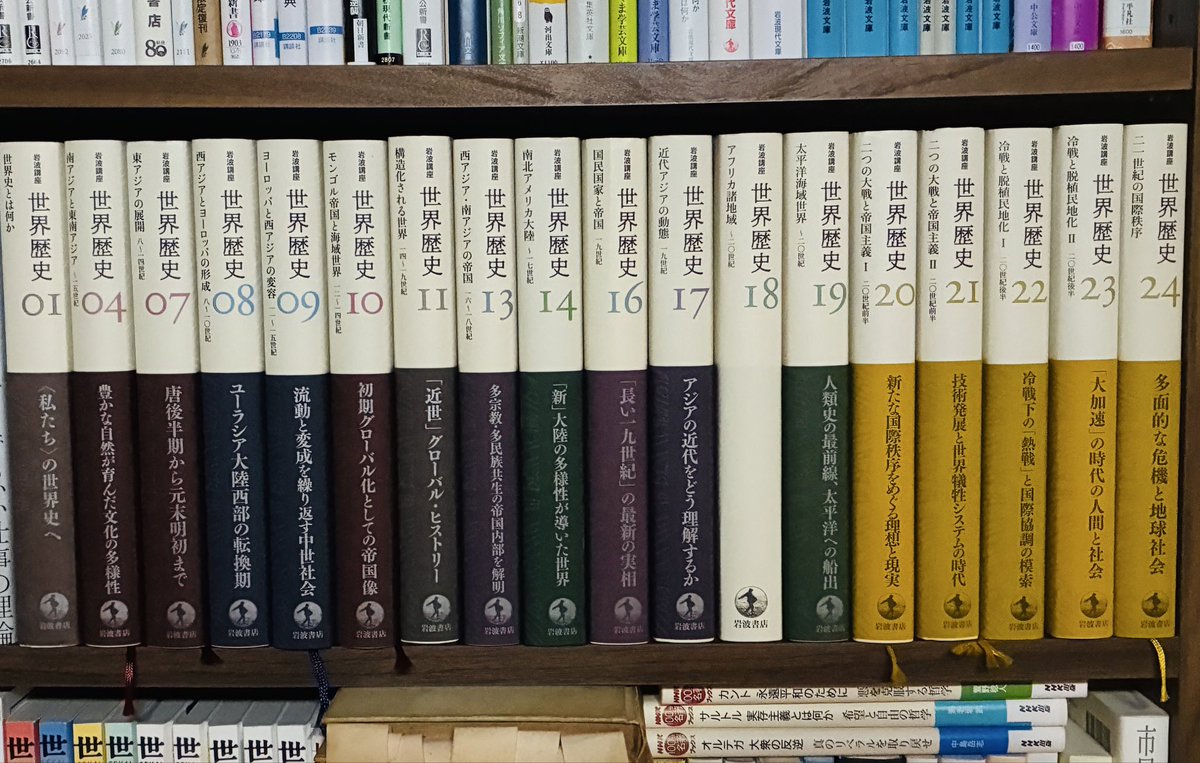 tjazew's tweet photo. 📕本の「帯」論争📕

本好きの人、本の「帯」がどうしても欲しいという事ないですか？

特にシリーズ物になるともはや「帯」が欠けることは許されない…。

これは得意な性癖❓ https://t.co/7zHDJnDdcY